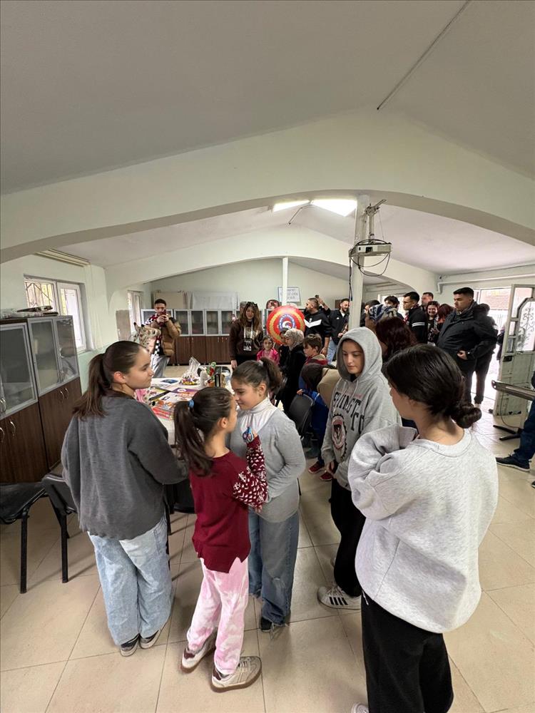 “Aydınlık Bir Gelecek İçin” Projesiyle Yalakdere İlkokulu’na Kütüphane Desteği